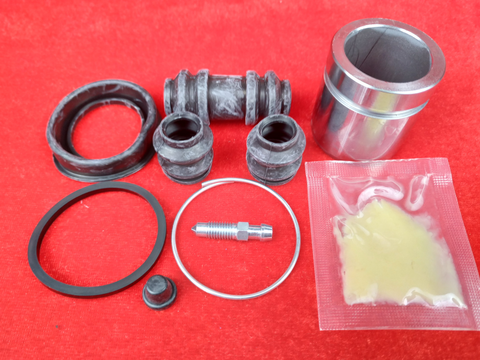 DEQST - Ремкомплект тормозного суппорта с поршнем заднего (поршень O 43mm, суппорт Sumitomo). Применяемость: MITSUBISHI Pajero Sport I-II 98>